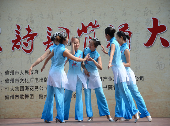圖3、比賽現場(chǎng)的文藝演出.JPG