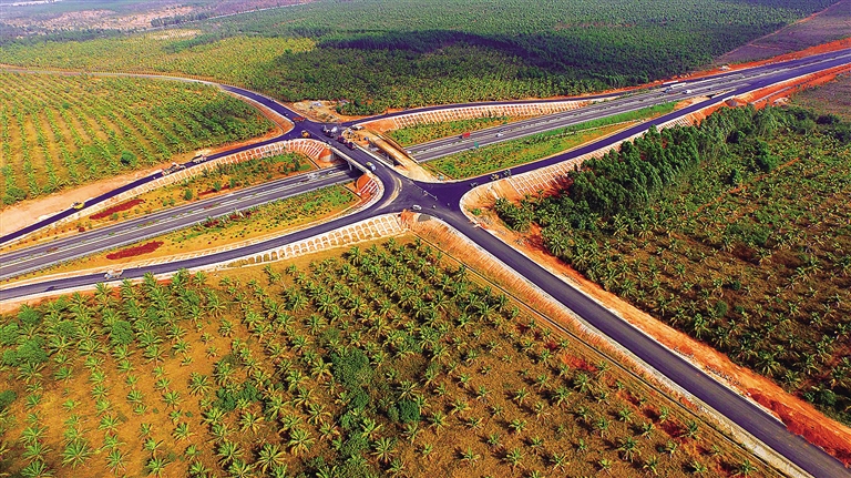 西線(xiàn)高速公路儋州段至東坡書(shū)院旅游公路，鋪設在綠蔭花海猶如一幅畫(huà).jpg
