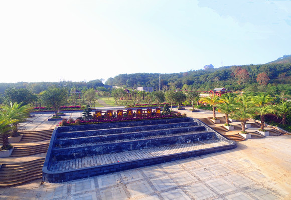 儋陽(yáng)森林公園北大門(mén)廣場(chǎng)完工_副本.jpg