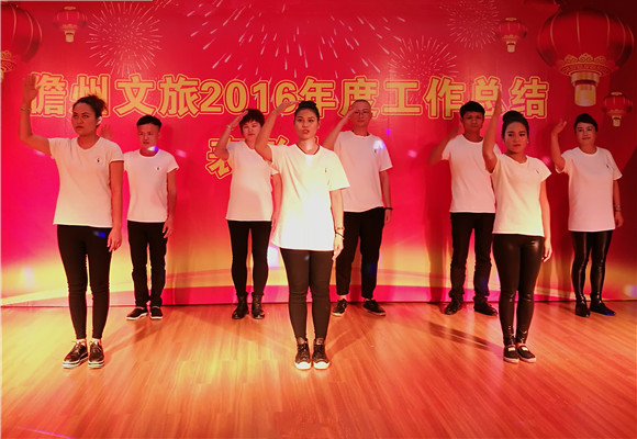 東坡公司符桂瓊、柳和斌等手語(yǔ)表演《感恩的心》.jpg