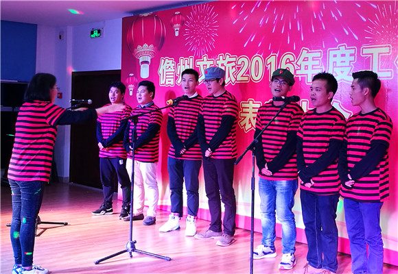 東坡公司張小妹、李學(xué)斌等組合表演唱《李伯伯要當紅軍》_副本.jpg